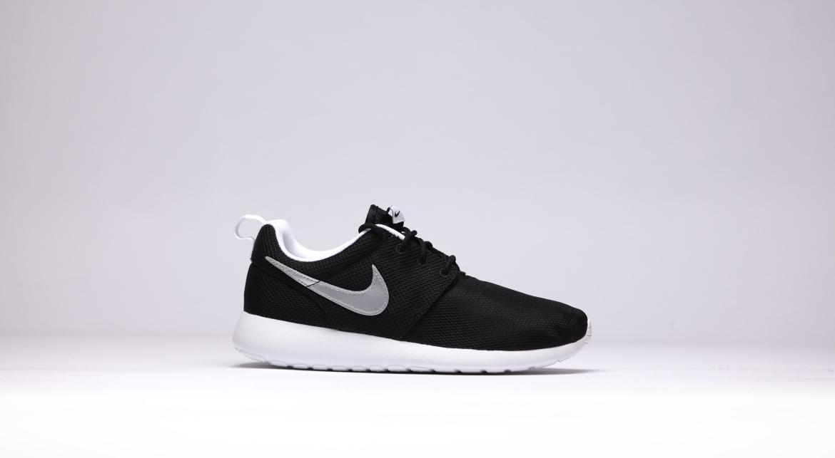 Exclusive Nike Rosherun (gs) "Metallic Silver" — 3.5Y — Front View