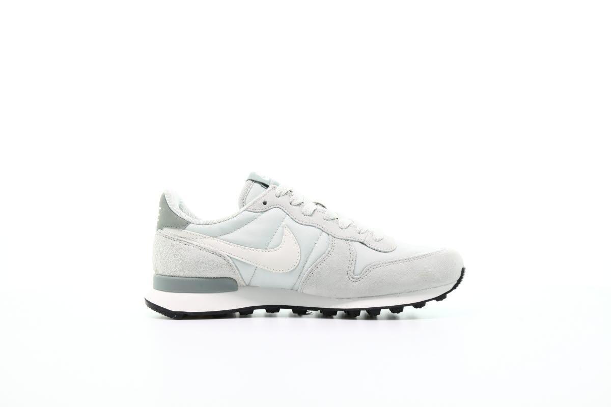 Exclusive Nike Wmns Internationalist "Light Silver" — 5 — Front View