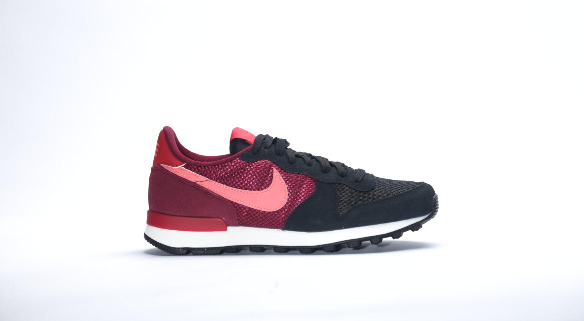 Exclusive Nike WMNS INTERNATIONALIST "Black Crimson" — 5 — Front View