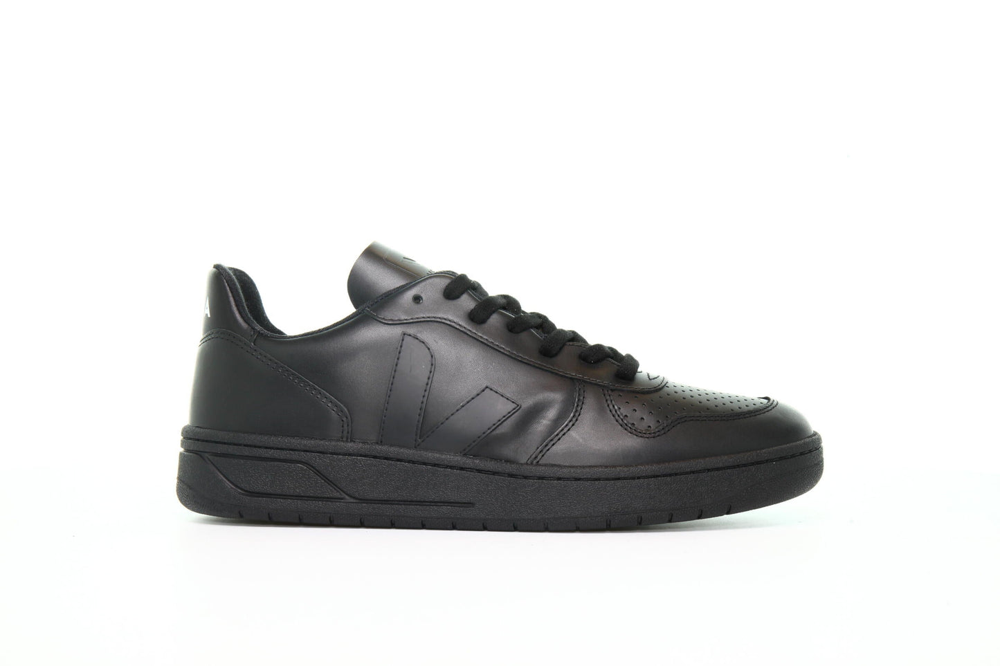 Exclusive Veja V-10 "Full Black" — 7 — Front View