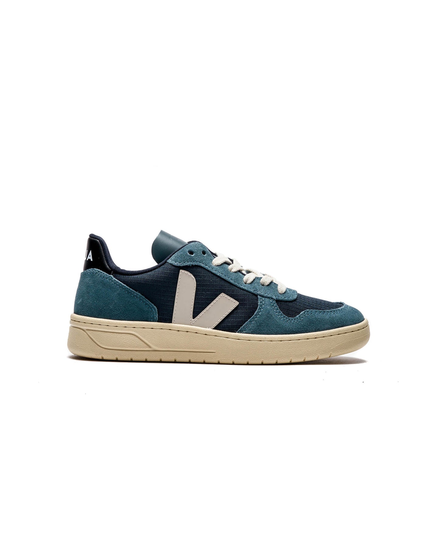 Exclusive Veja V-10 — 4 — Front View