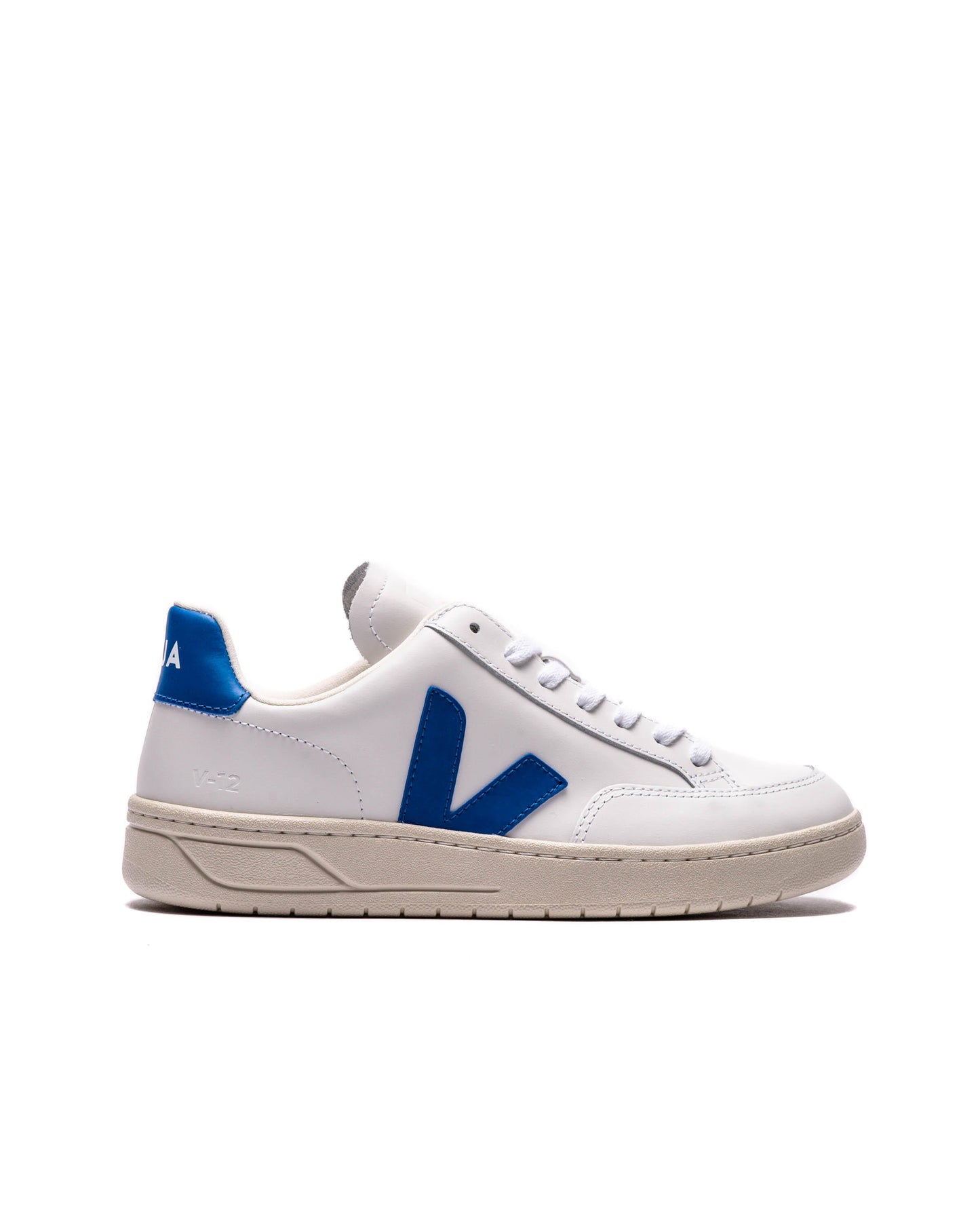 Exclusive Veja V-12 — 4 — Front View