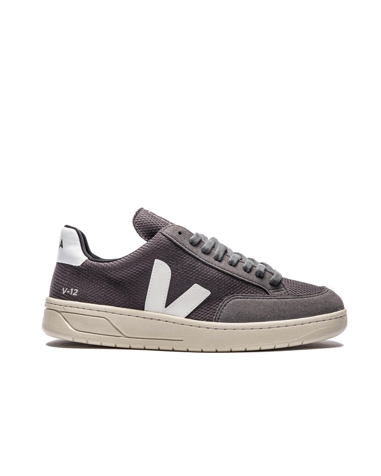 Exclusive Veja V-12 — 4 — Front View