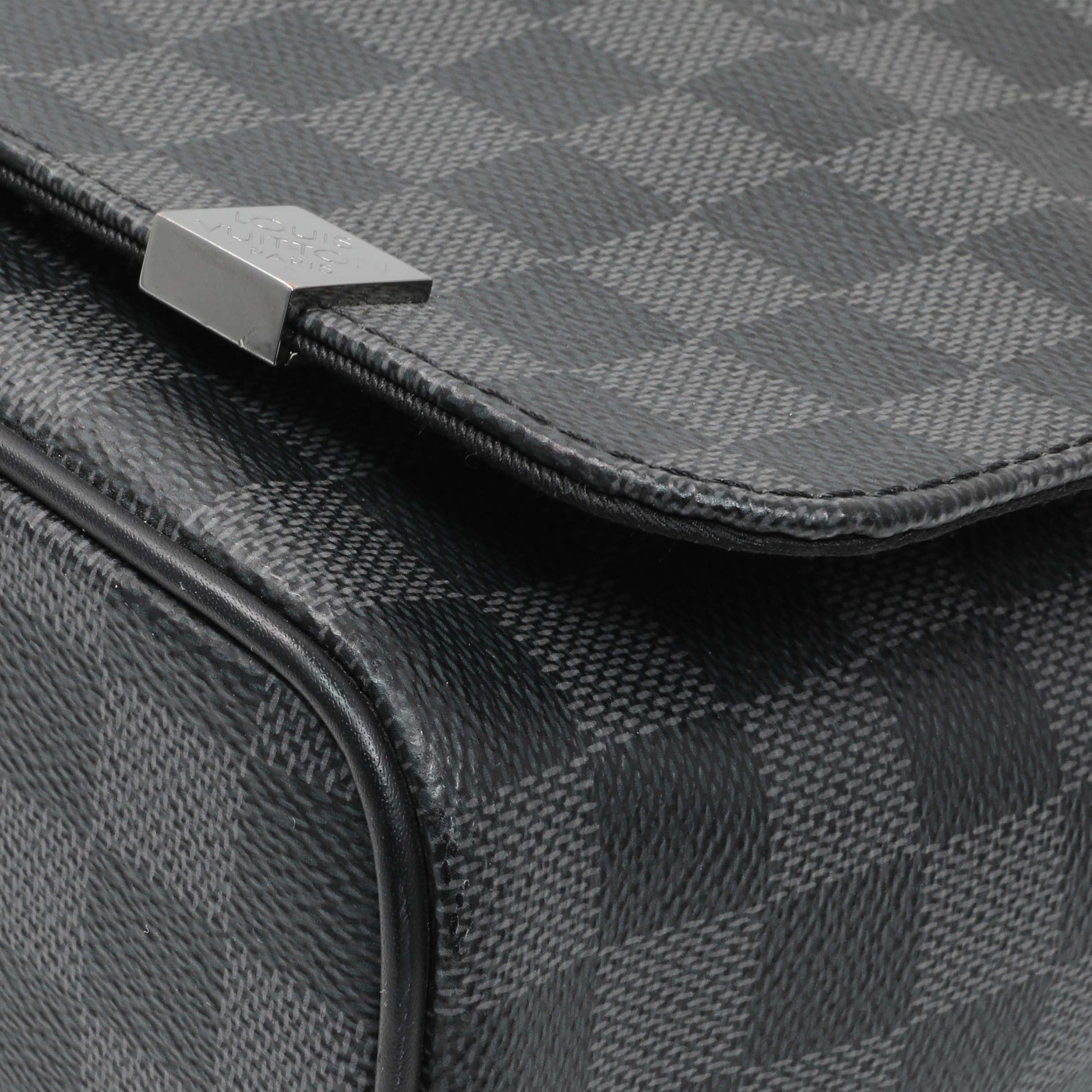 Exclusive Louis Vuitton Damier Graphite District Messenger — Detail View