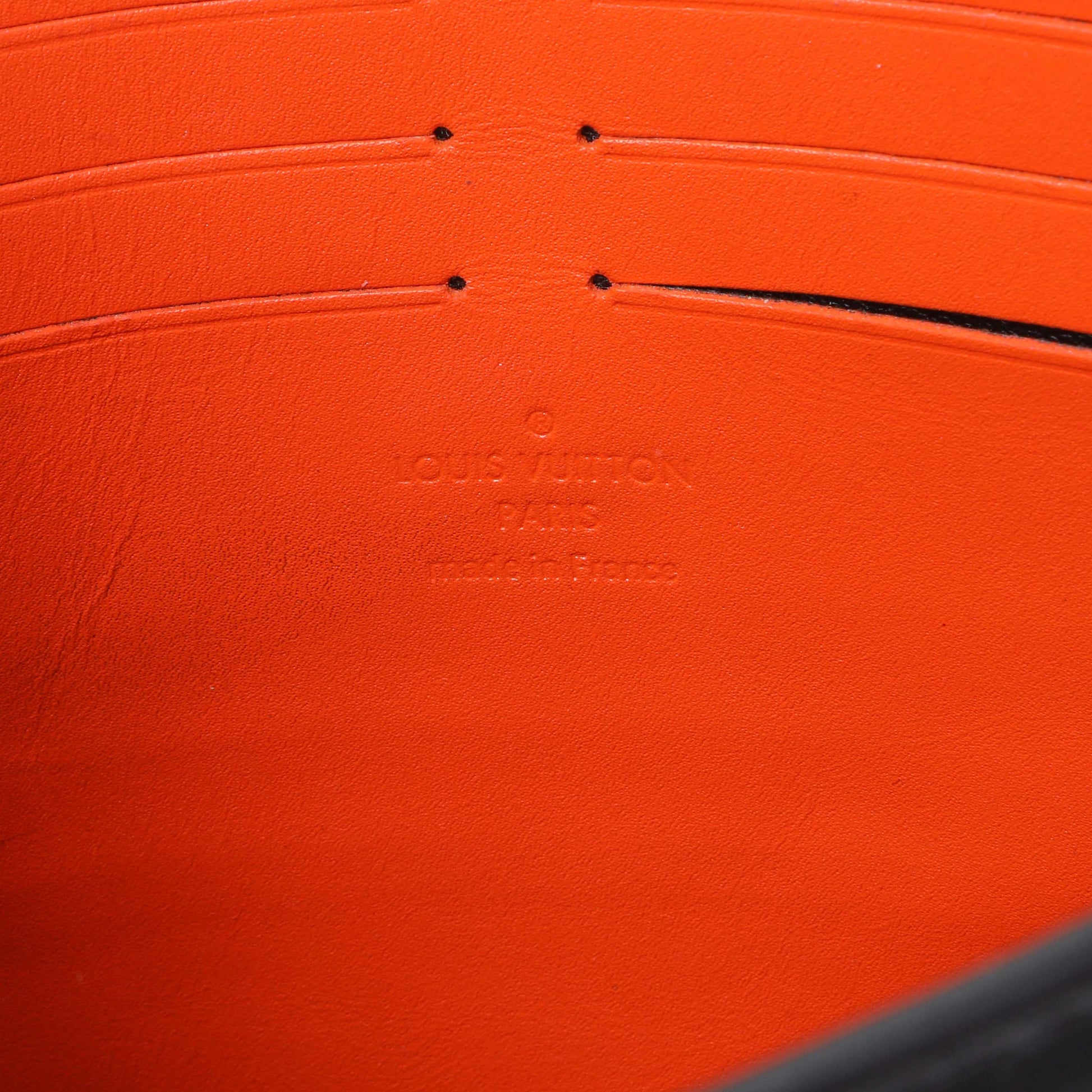 Exclusive Louis Vuitton Damier Cobalt Race Pochette Voyage MM — Detail View