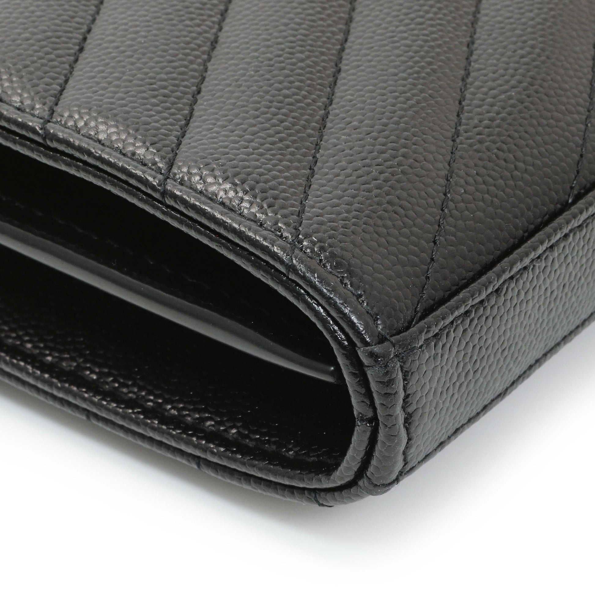 Exclusive Saint Laurent Grain De Poudre Matelasse Chevron Monogram Chain Wallet — Lifestyle View