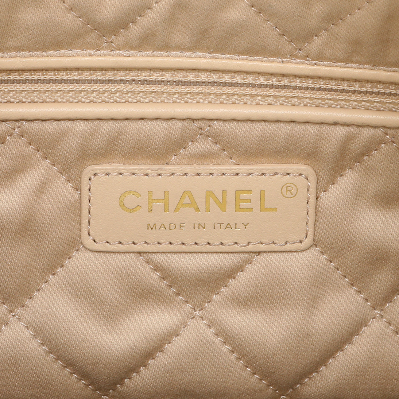 Exclusive Chanel White Shiny Quilted Calfskin Small Chanel 22 — Alternate View 9