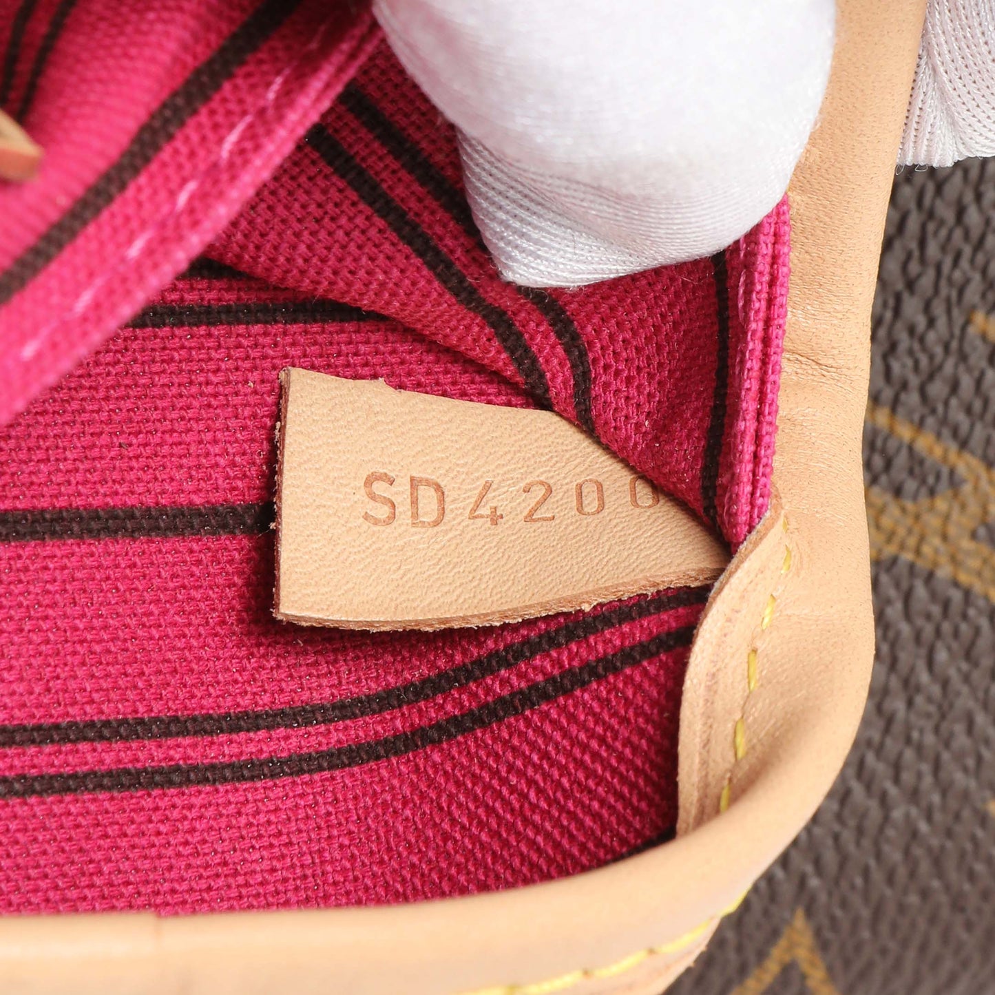 Exclusive Louis Vuitton Monogram Neverfull MM — Lifestyle View