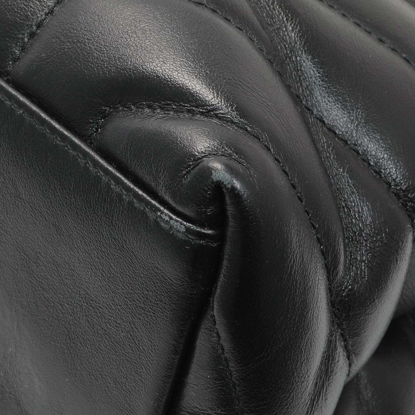 Exclusive Saint Laurent Black Calfskin Y Quilted Monogram Medium Loulou Chain Satchel — Detail View