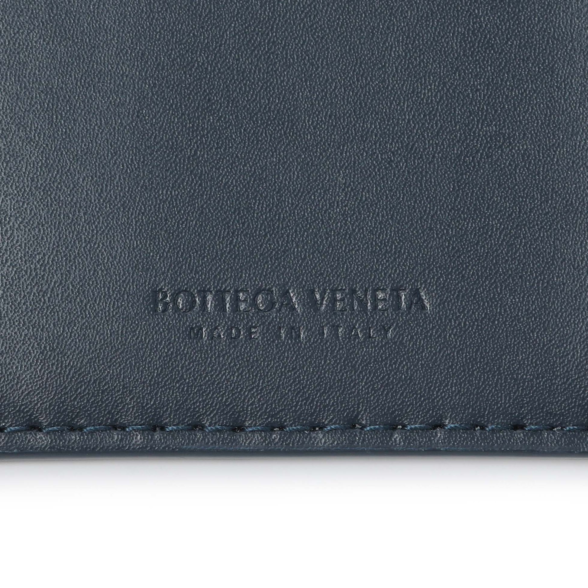 Exclusive Bottega Veneta Blue Nappa Maxi Intrecciato Card Holder — Detail View