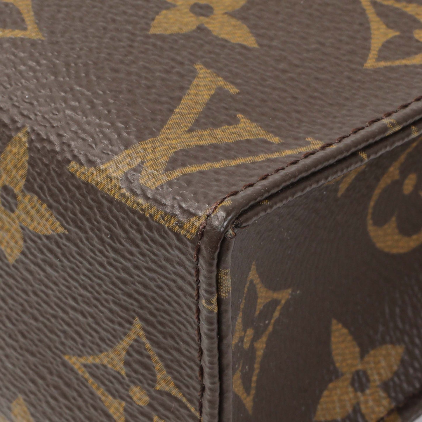 Exclusive Louis Vuitton Monogram Toiletry Pouch 19 — Detail View