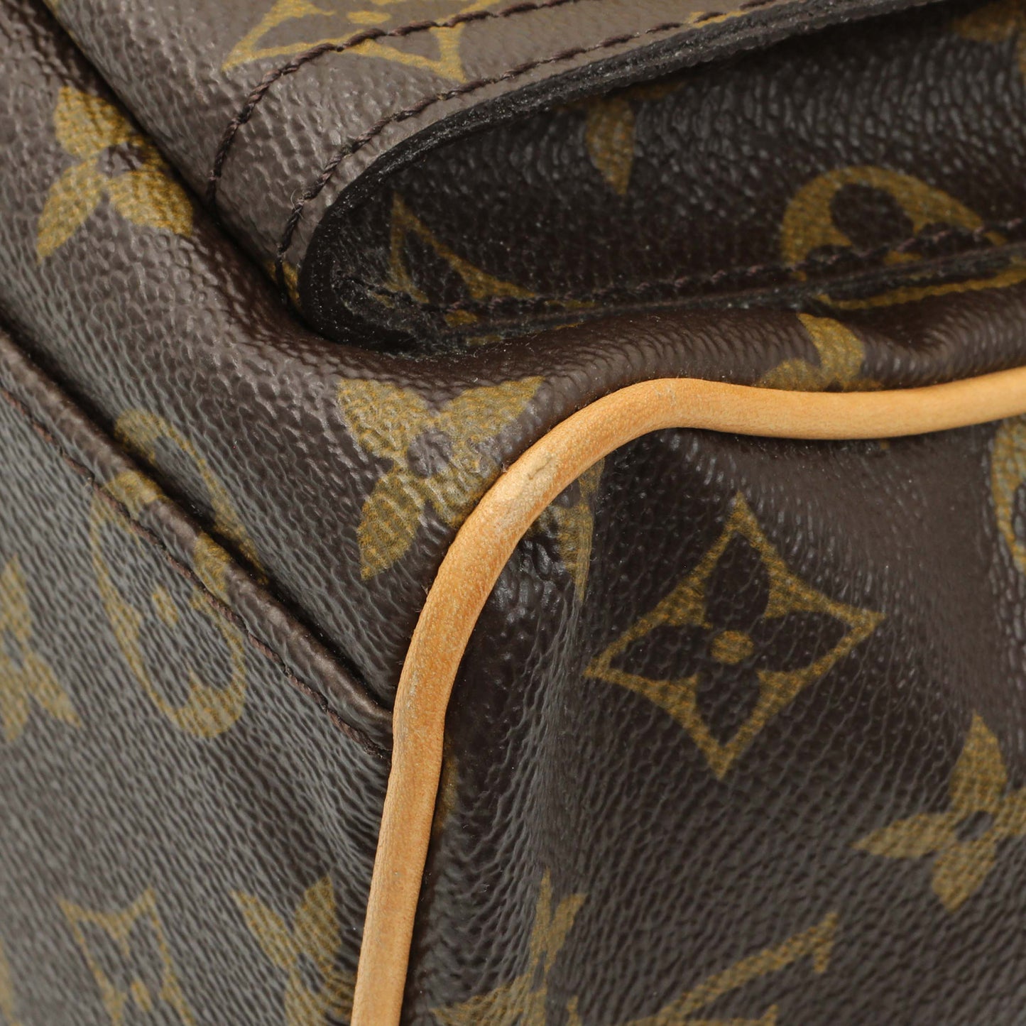 Exclusive Louis Vuitton Monogram Manhattan PM — Detail View