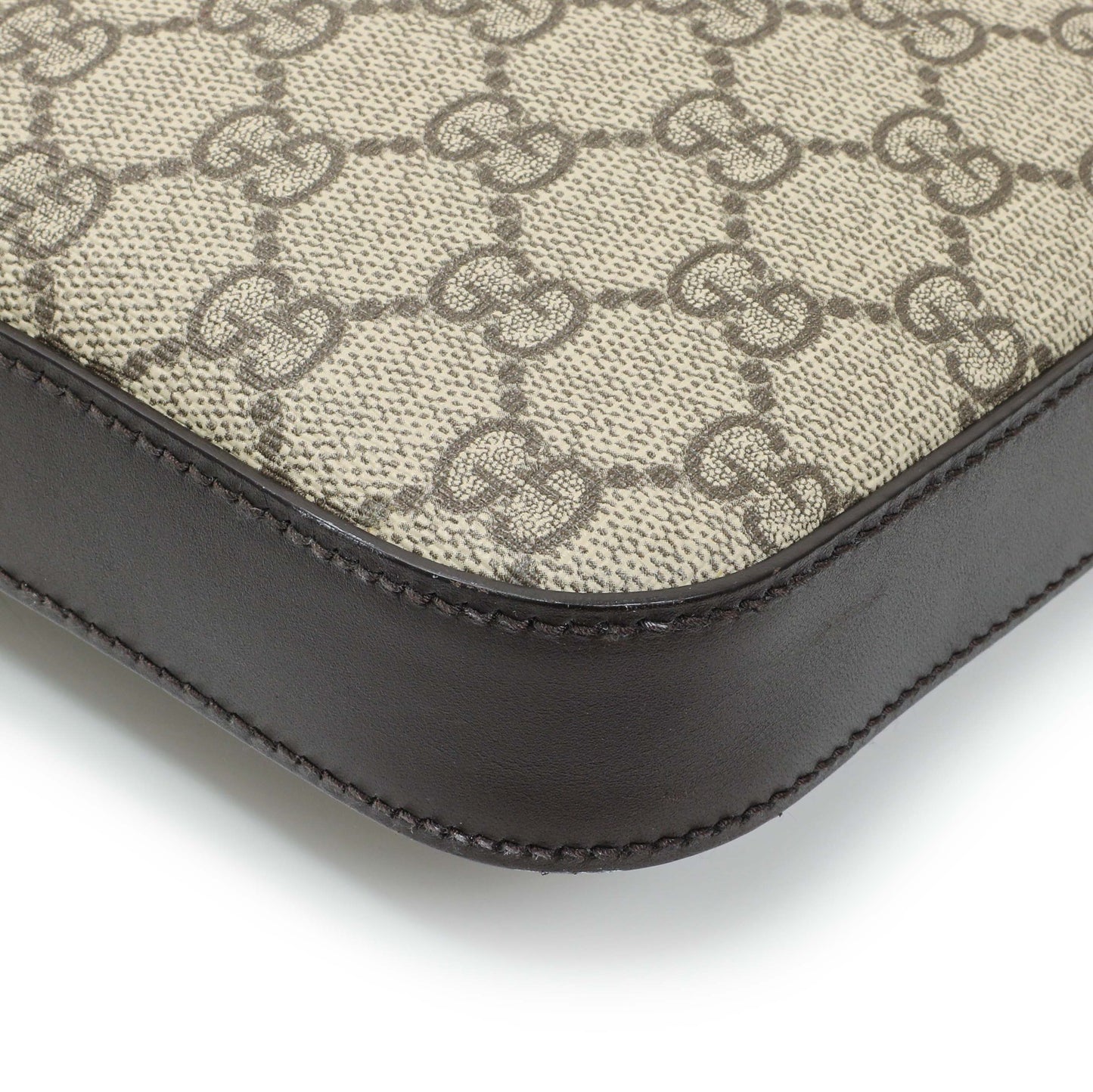 Exclusive Gucci GG Supreme Monogram Flat Messenger — Detail View