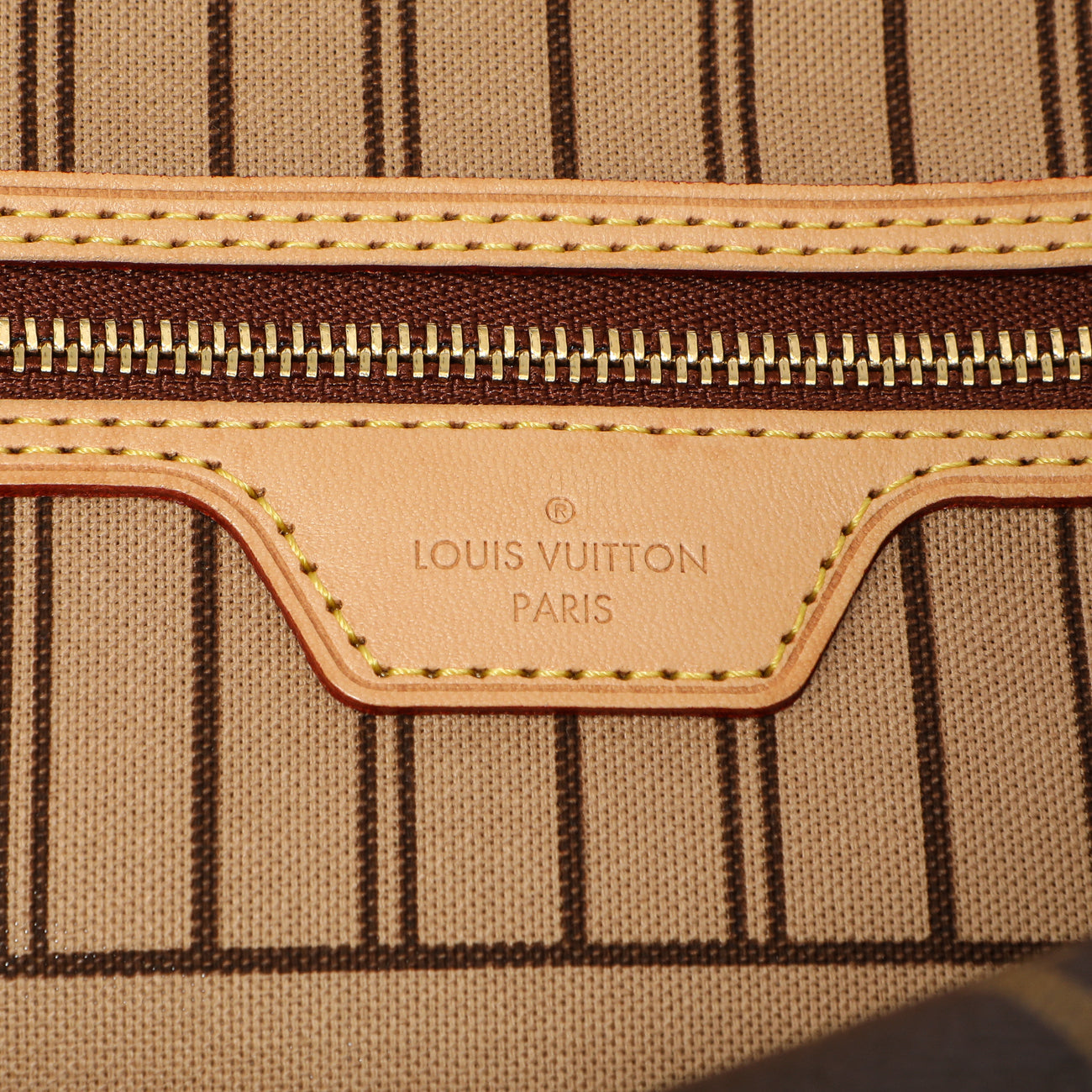 Exclusive Louis Vuitton Monogram Neverfull MM — Detail View