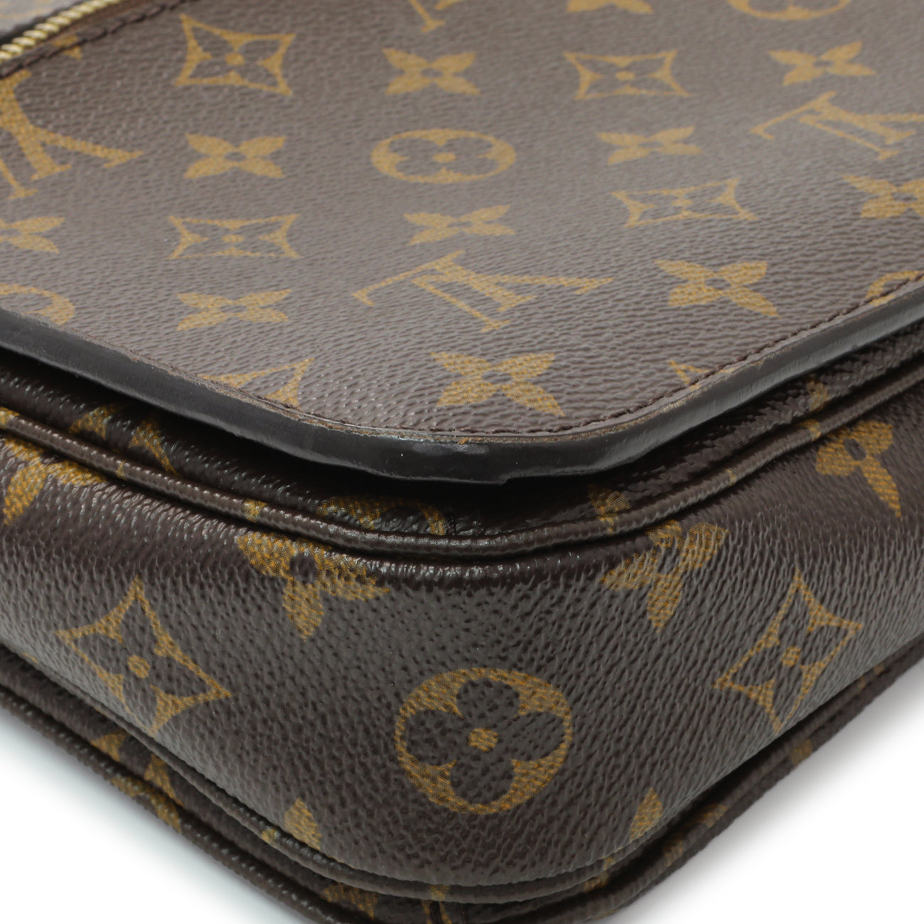 Exclusive Louis Vuitton Monogram Pochette Metis — Lifestyle View