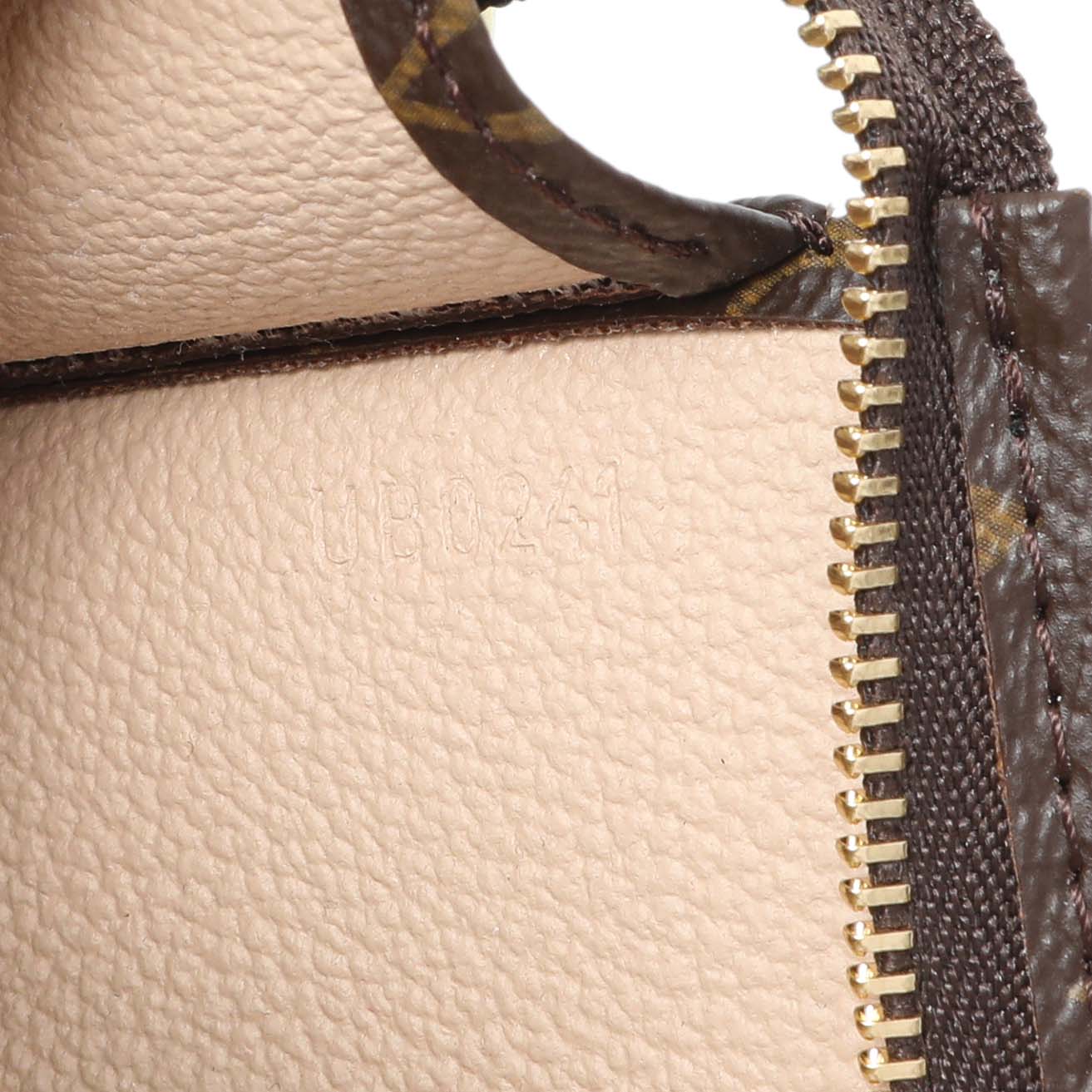 Exclusive Louis Vuitton Monogram Toiletry Pouch 15 — Detail View