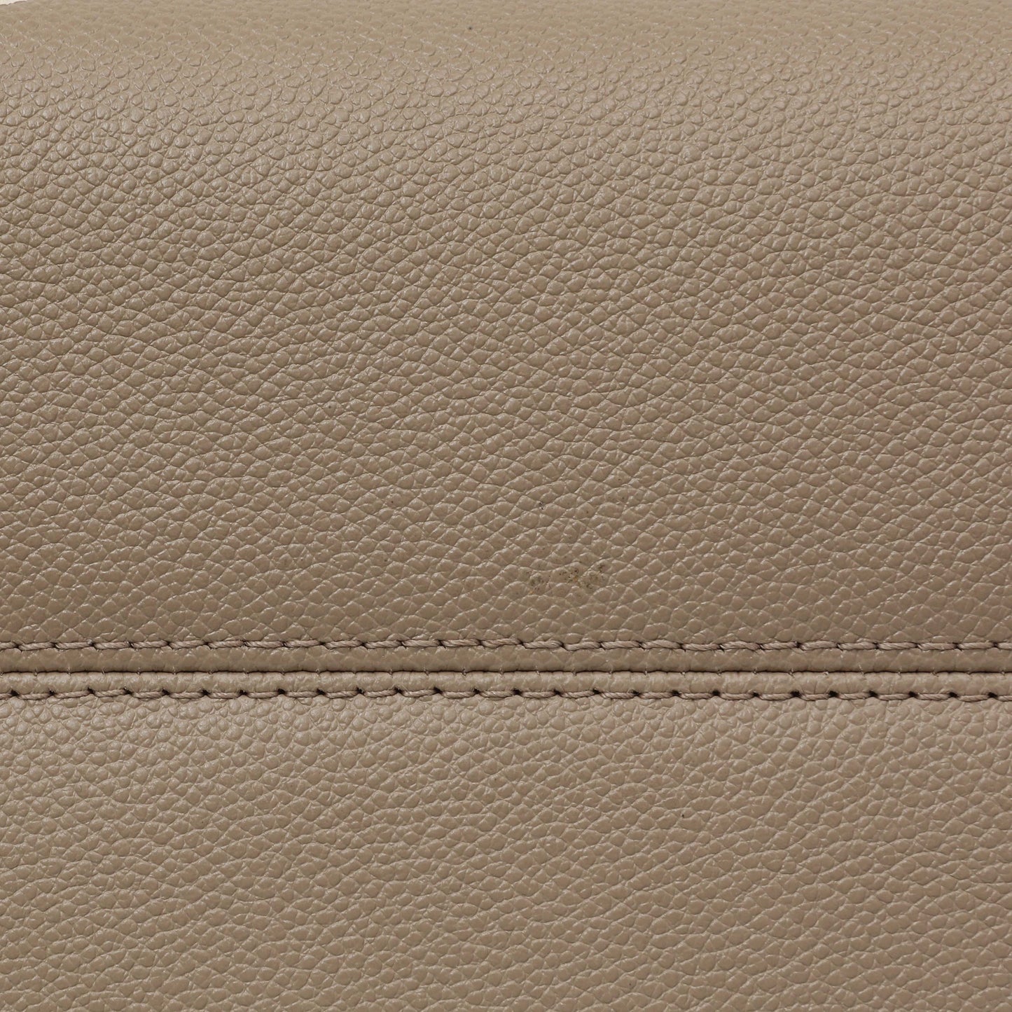 Exclusive Louis Vuitton Empreinte Monogram Giant Onthego MM — Lifestyle View
