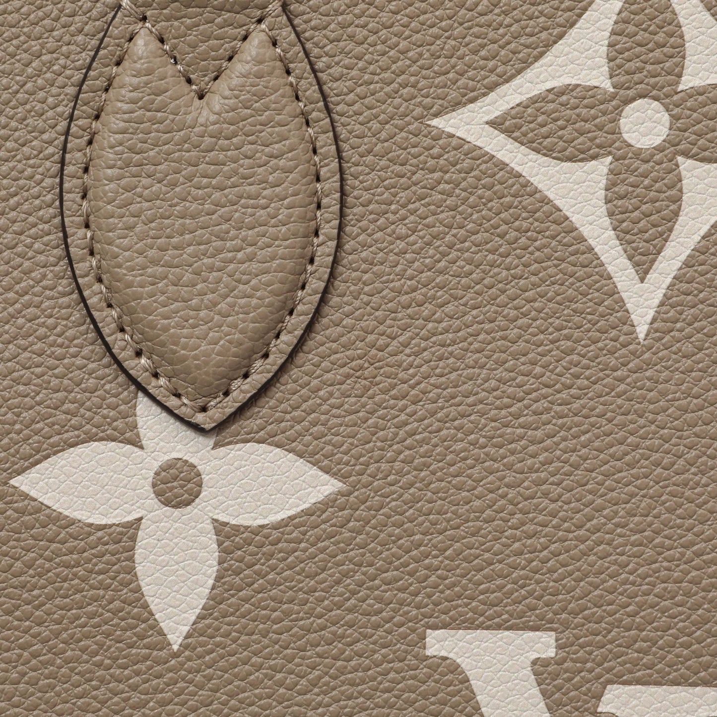 Exclusive Louis Vuitton Empreinte Monogram Giant Onthego MM — Alternate View 7