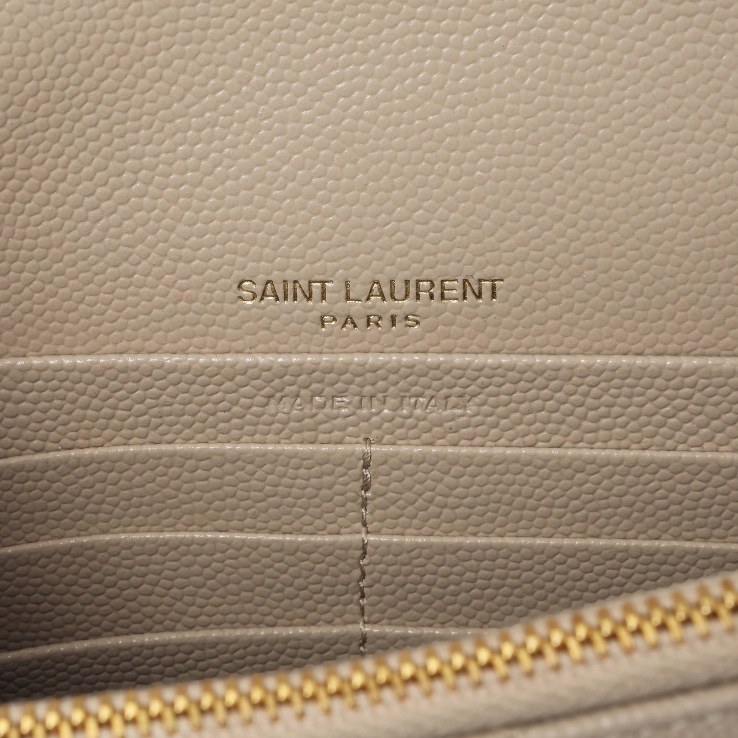Exclusive Saint Laurent Dark Beige Grain De Poudre Matelasse Chevron Monogram Envelope Chain Wallet — Detail View