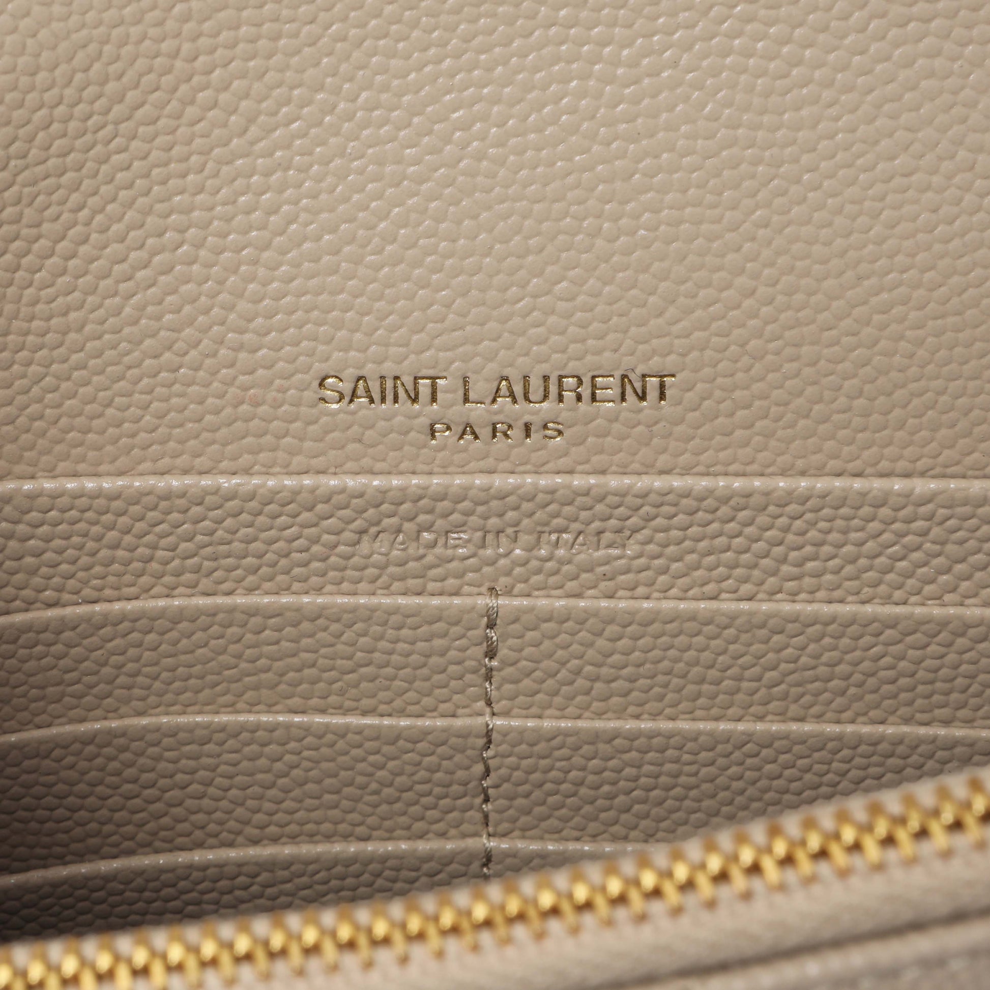 Exclusive Saint Laurent Dark Beige Grain De Poudre Matelasse Chevron Monogram Envelope Chain Wallet — Detail View