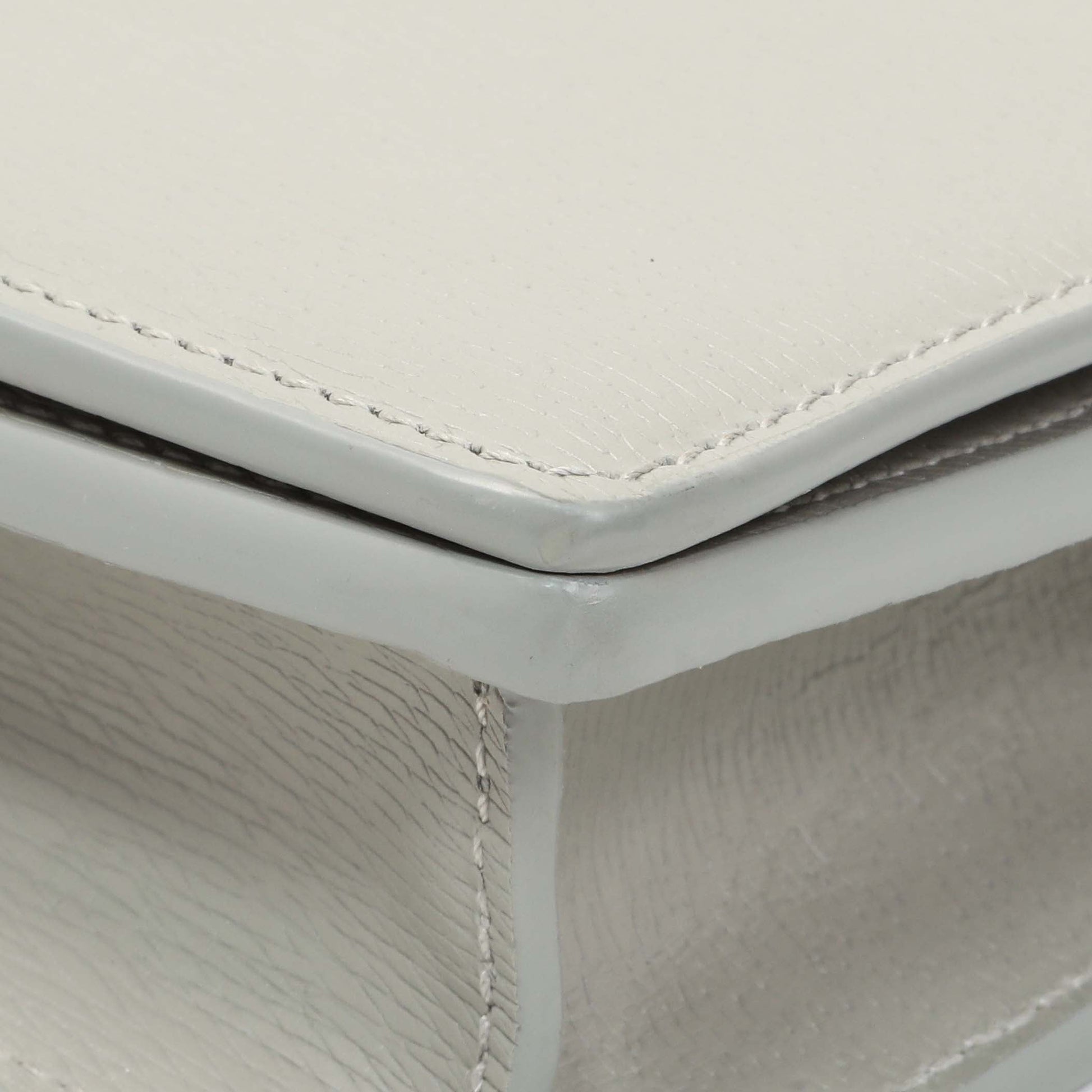 Exclusive Gucci Grey Textured Calfskin Script Logo Chain Wallet — Detail View