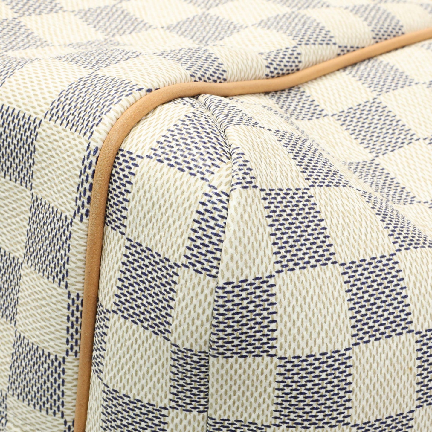 Exclusive Louis Vuitton Damier Azur Totally MM — Detail View