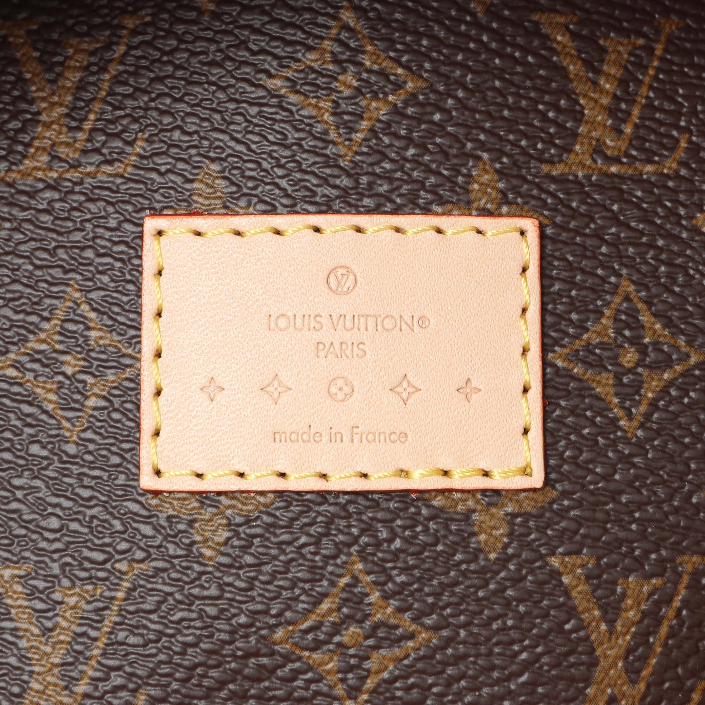 Exclusive Louis Vuitton Neon Pink Vernis Reade PM NM — Detail View