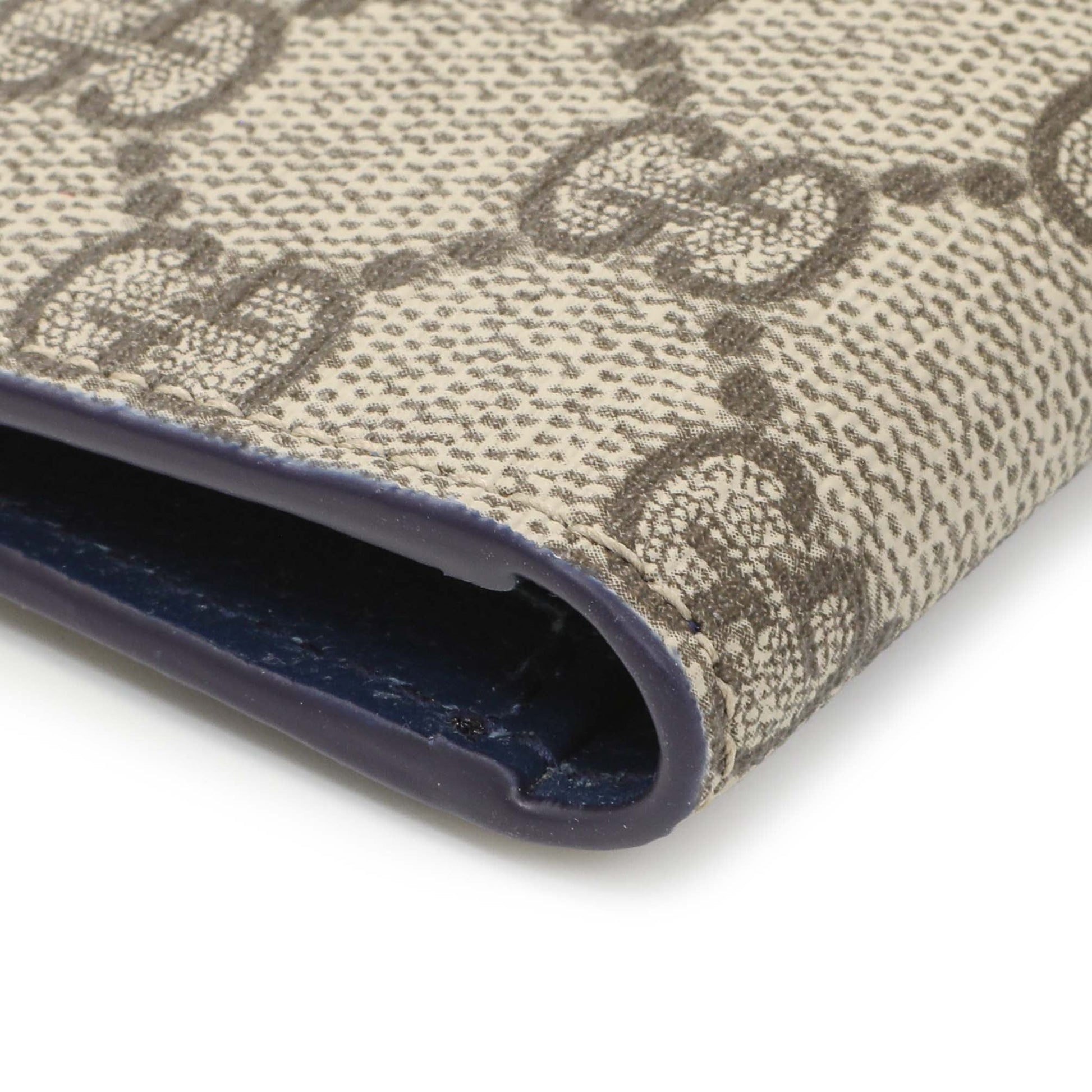 Exclusive Gucci Interior GG Supreme Canvas Long Card Case — Detail View