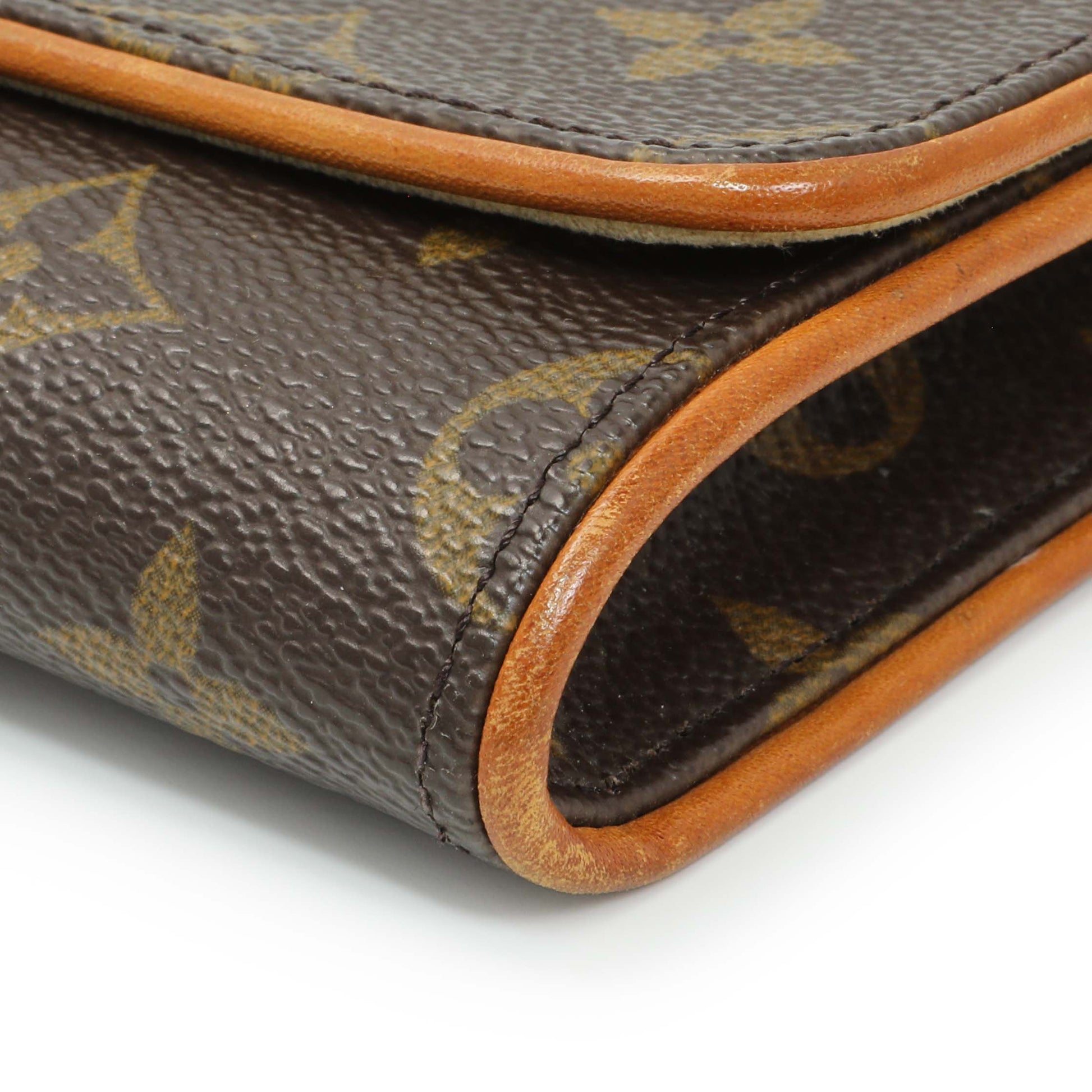 Exclusive Louis Vuitton Monogram Pochette Twin GM — Detail View