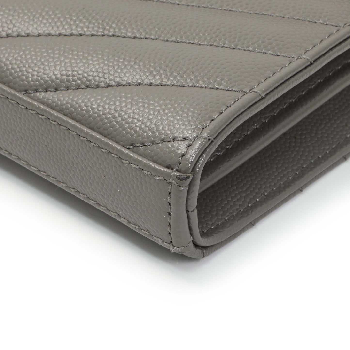 Exclusive Saint Laurent Grey Grain De Poudre Matelasse Chevron Monogram Chain Wallet — Detail View