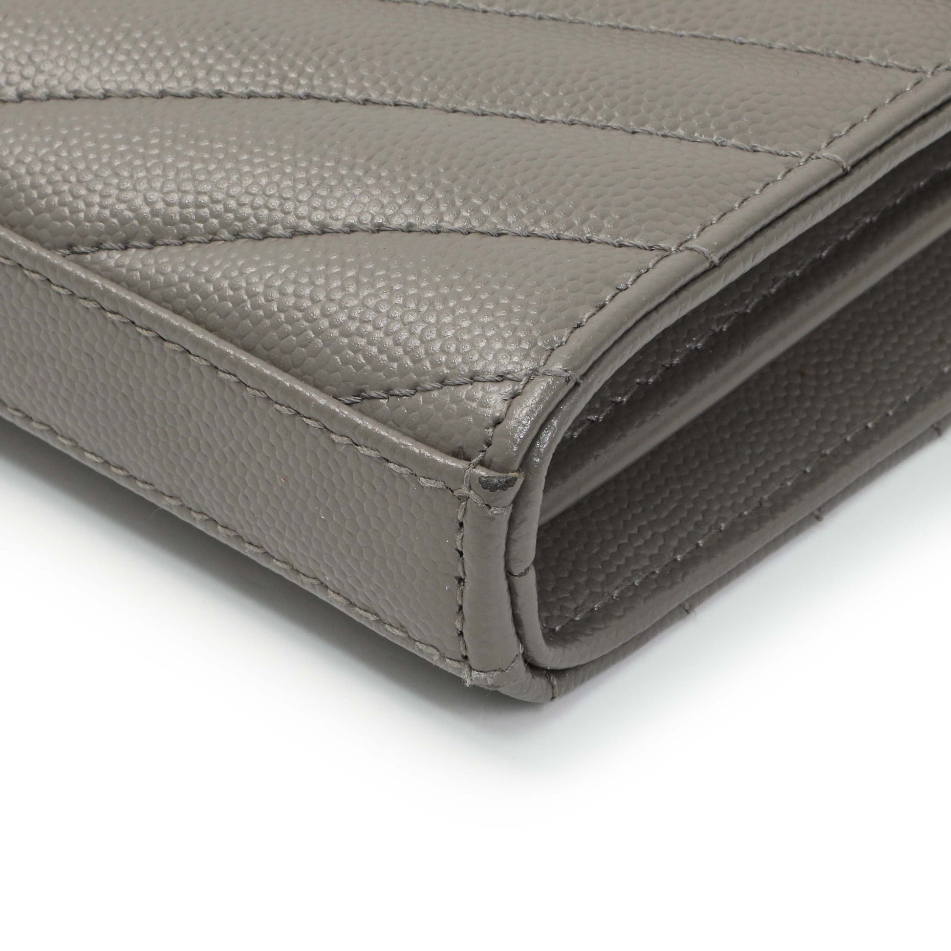 Exclusive Saint Laurent Grey Grain De Poudre Matelasse Chevron Monogram Chain Wallet — Detail View