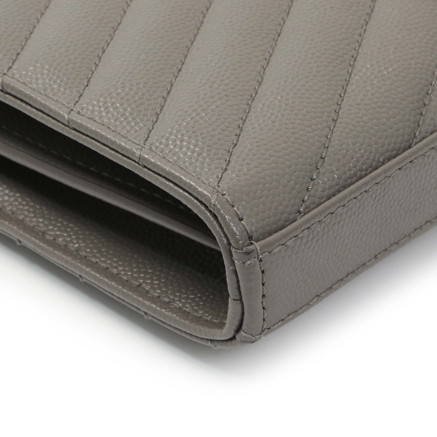 Exclusive Saint Laurent Grey Grain De Poudre Matelasse Chevron Monogram Chain Wallet — Lifestyle View