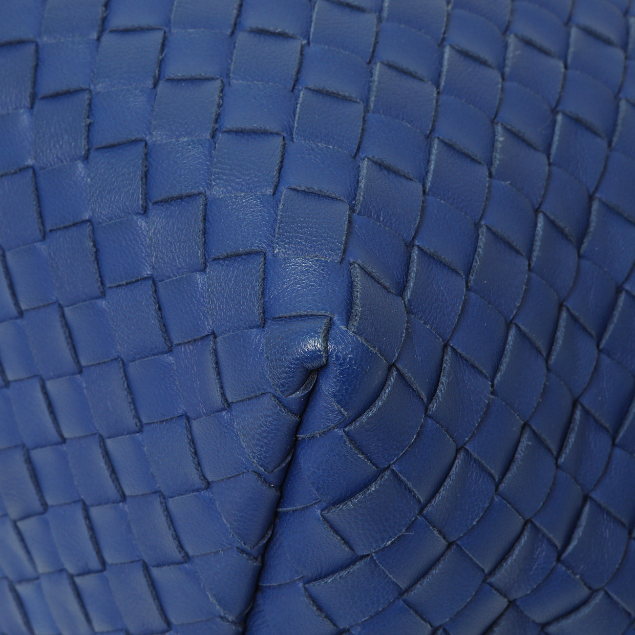 Exclusive Bottega Veneta Blue Nappa Intrecciato Medium Garda Bag — Detail View