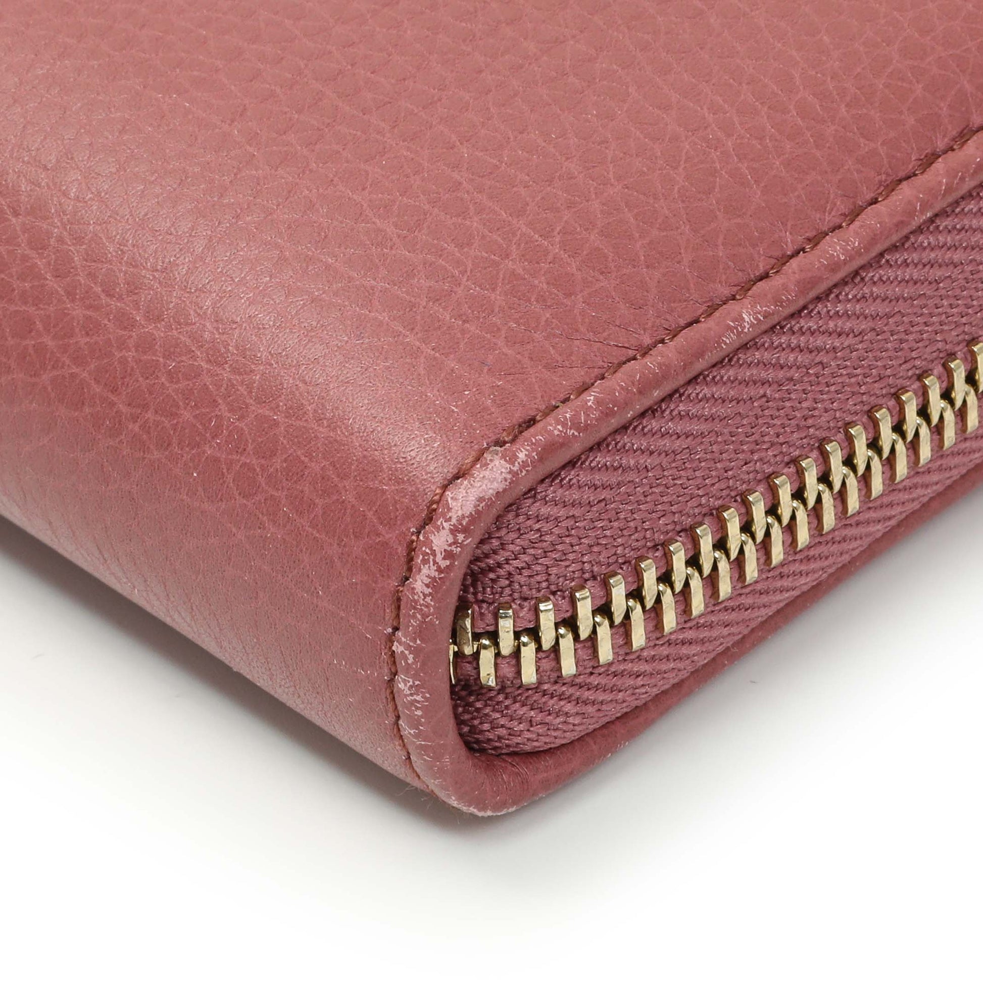 Exclusive Gucci Rose Pebbled Calfskin Soho Zip Around Wallet — Detail View