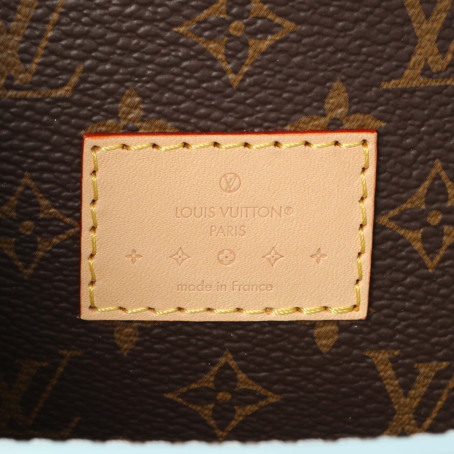 Exclusive Louis Vuitton Sky Blue Vernis Reade PM NM — Detail View
