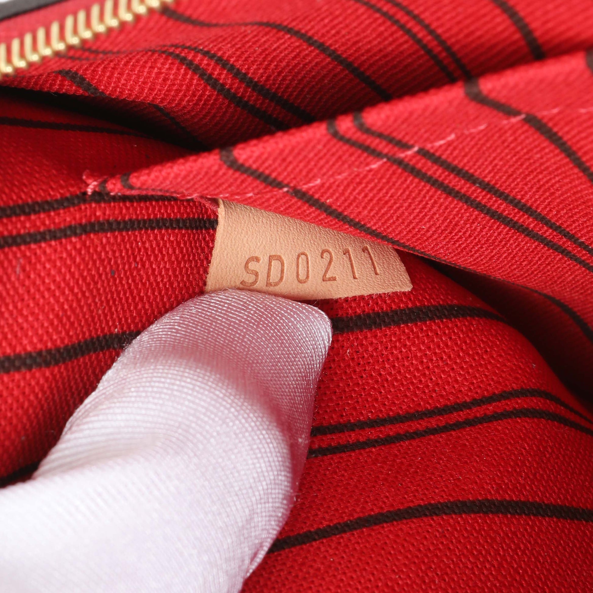 Exclusive Louis Vuitton Monogram Neo Neverfull MM — Alternate View 9