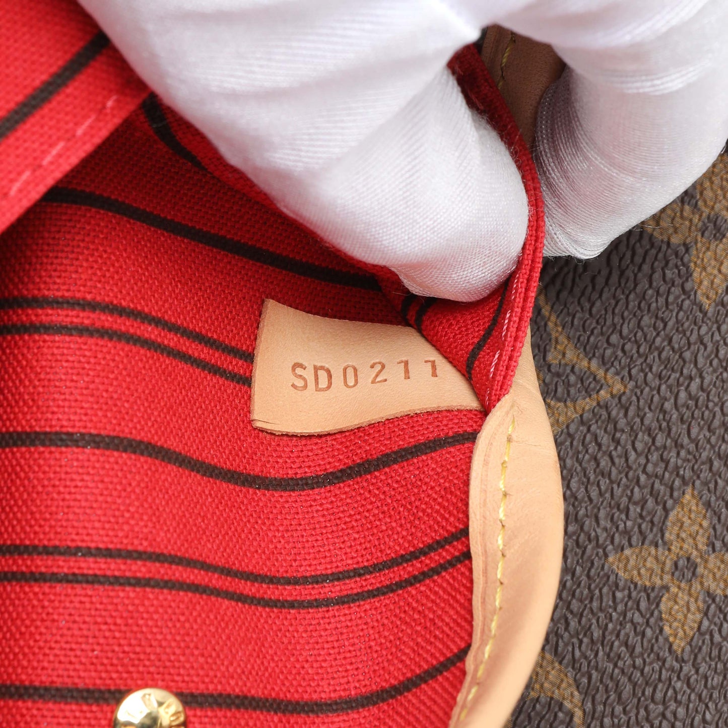 Exclusive Louis Vuitton Monogram Neo Neverfull MM — Lifestyle View