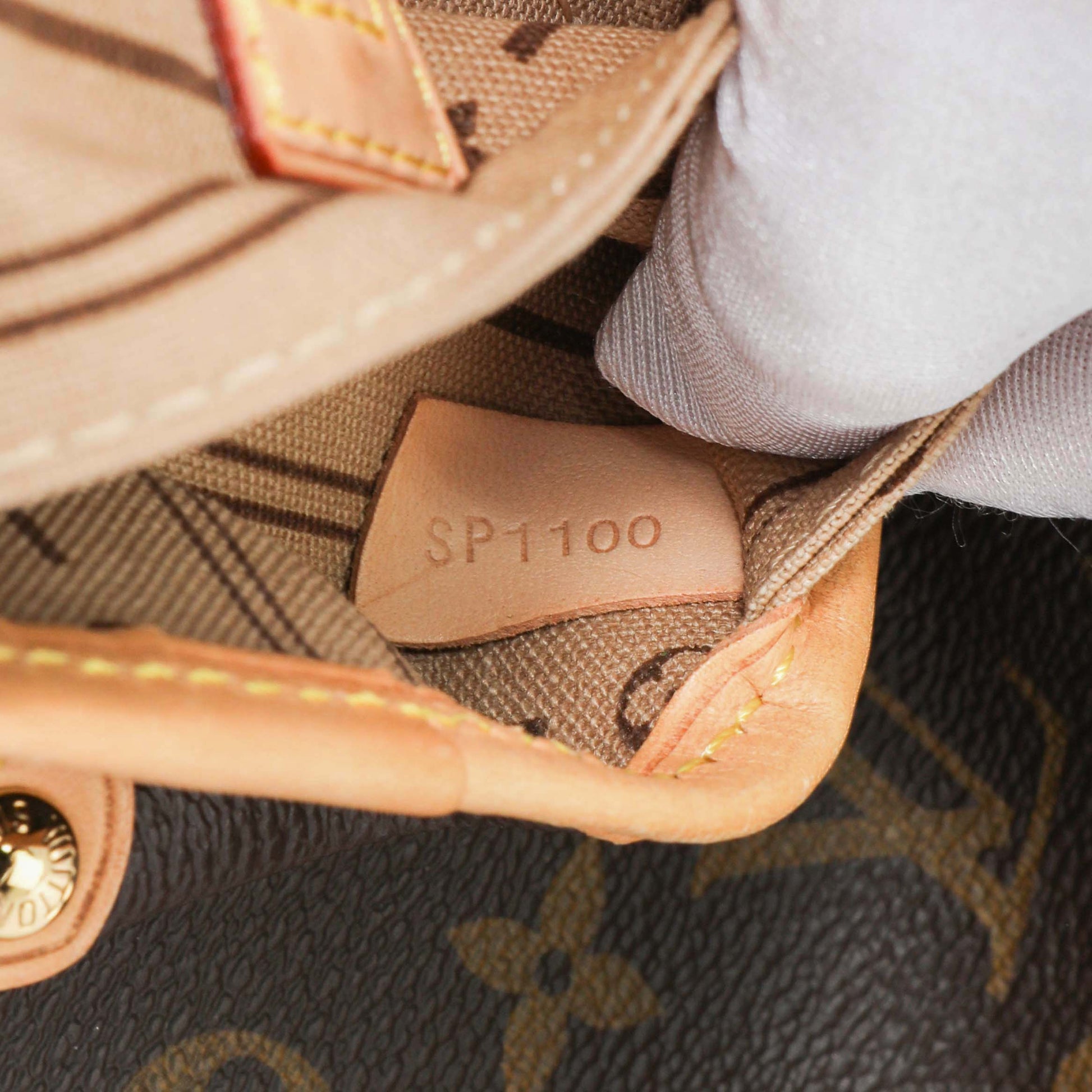 Exclusive Louis Vuitton Monogram Neverfull MM — Lifestyle View