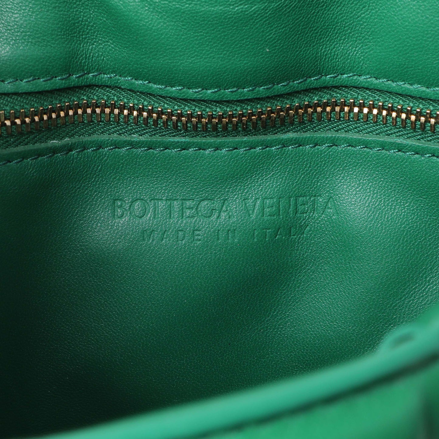 Exclusive Bottega Veneta Green Lambskin Maxi Intreccio Padded Chain Cassette Crossbody Bag — Detail View