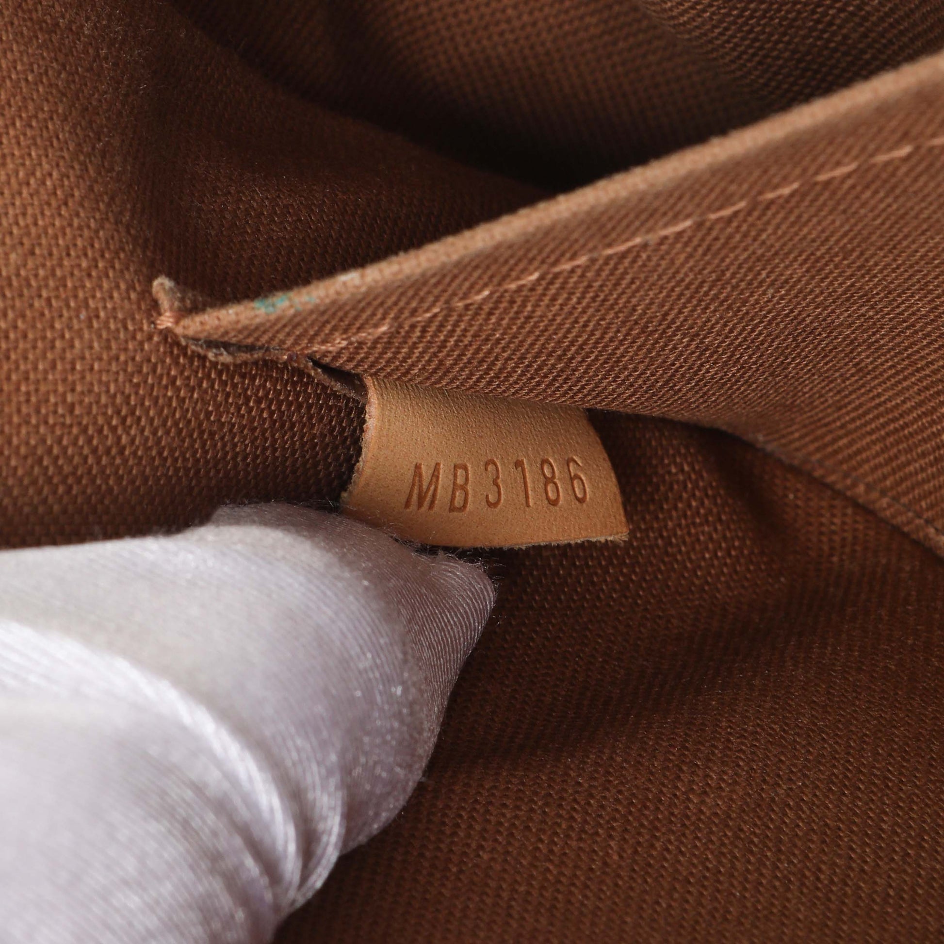 Exclusive Louis Vuitton Monogram Pochette Accessoires NM — Alternate View 10