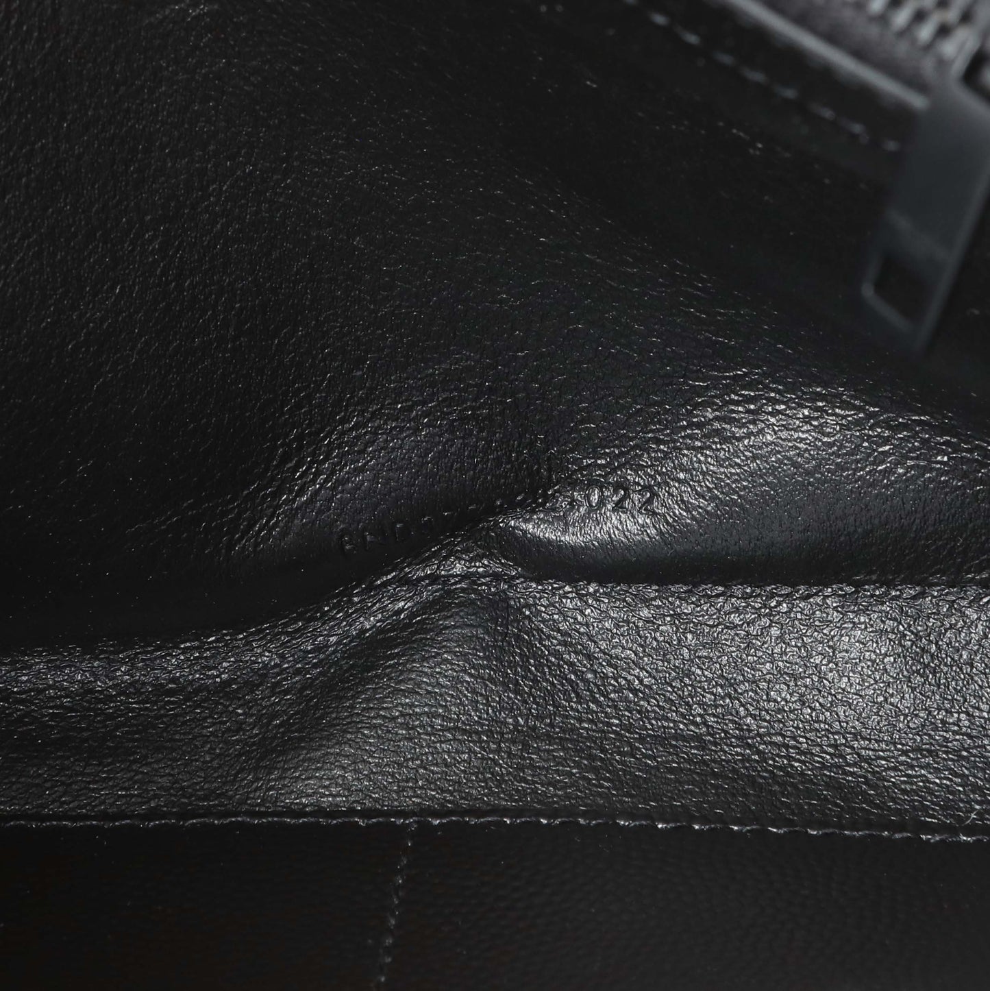 Exclusive Saint Laurent Black Grain De Poudre Matelasse Chevron Monogram Chain Wallet — Alternate View 10