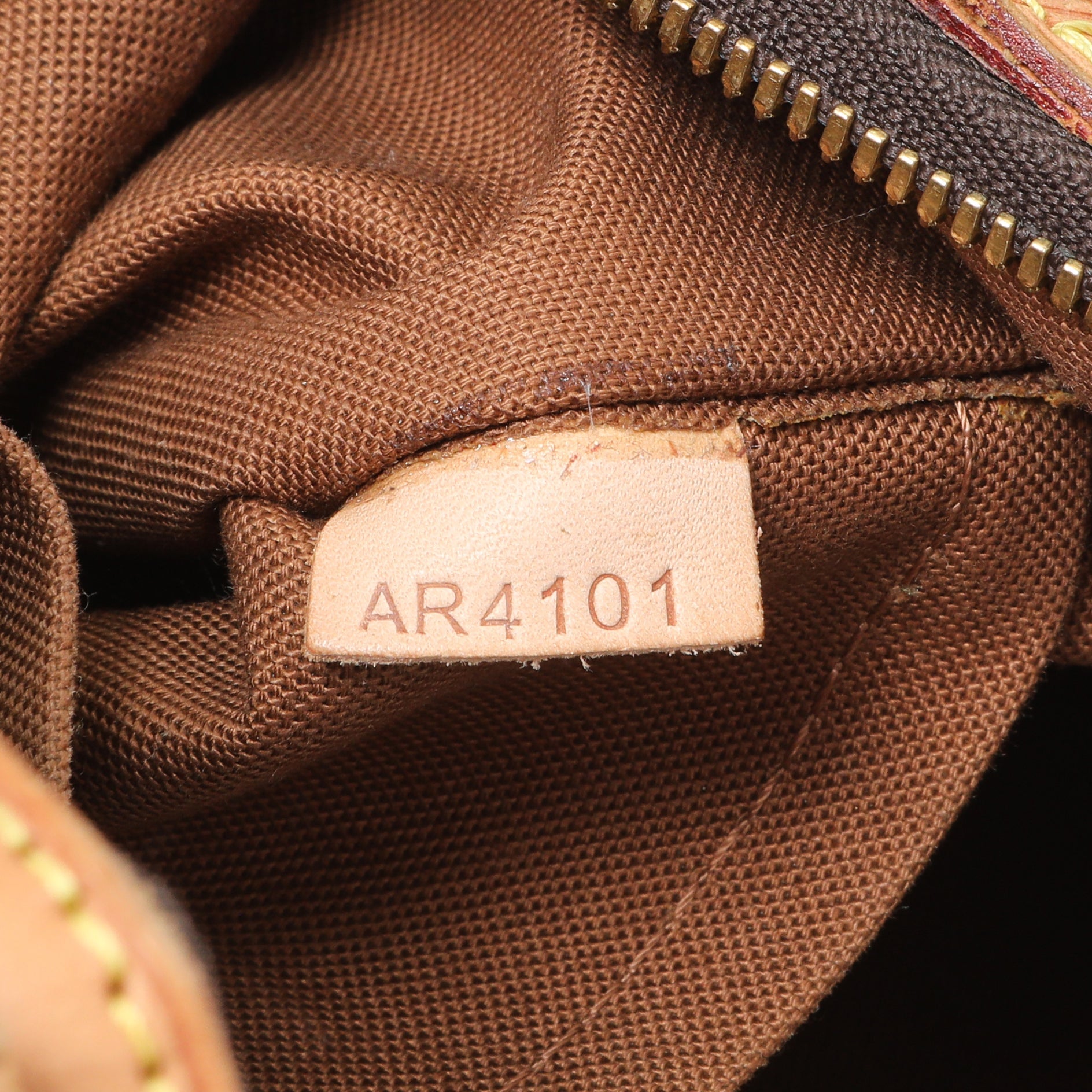 Exclusive Louis Vuitton Monogram Thames GM — Lifestyle View