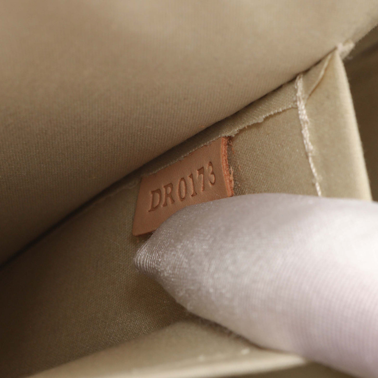 Exclusive Louis Vuitton Blanc Corail Vernis Brea MM — Alternate View 10
