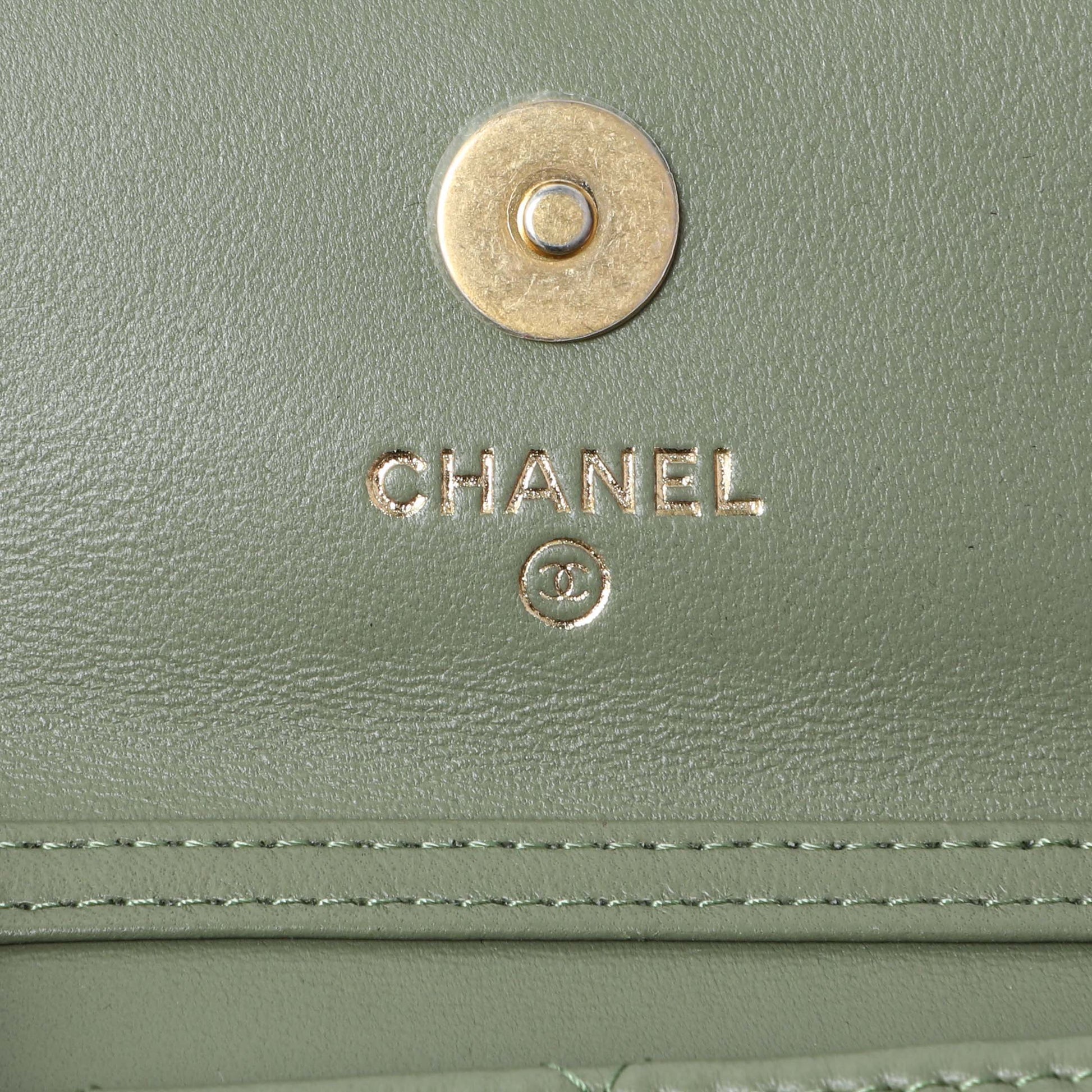 Exclusive Chanel Green Quilted Lambskin Pearl Crush Clutch With Chain — Detail View