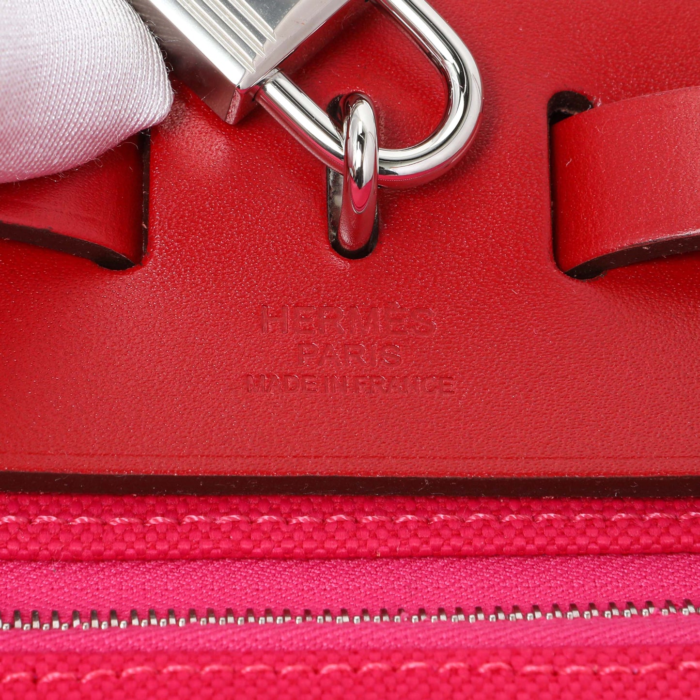 Exclusive Hermes Rose Mexico Rouge Piment Toile Militaire Vache Hunter Laque Herbag Zip Retourne 31 PM — Lifestyle View