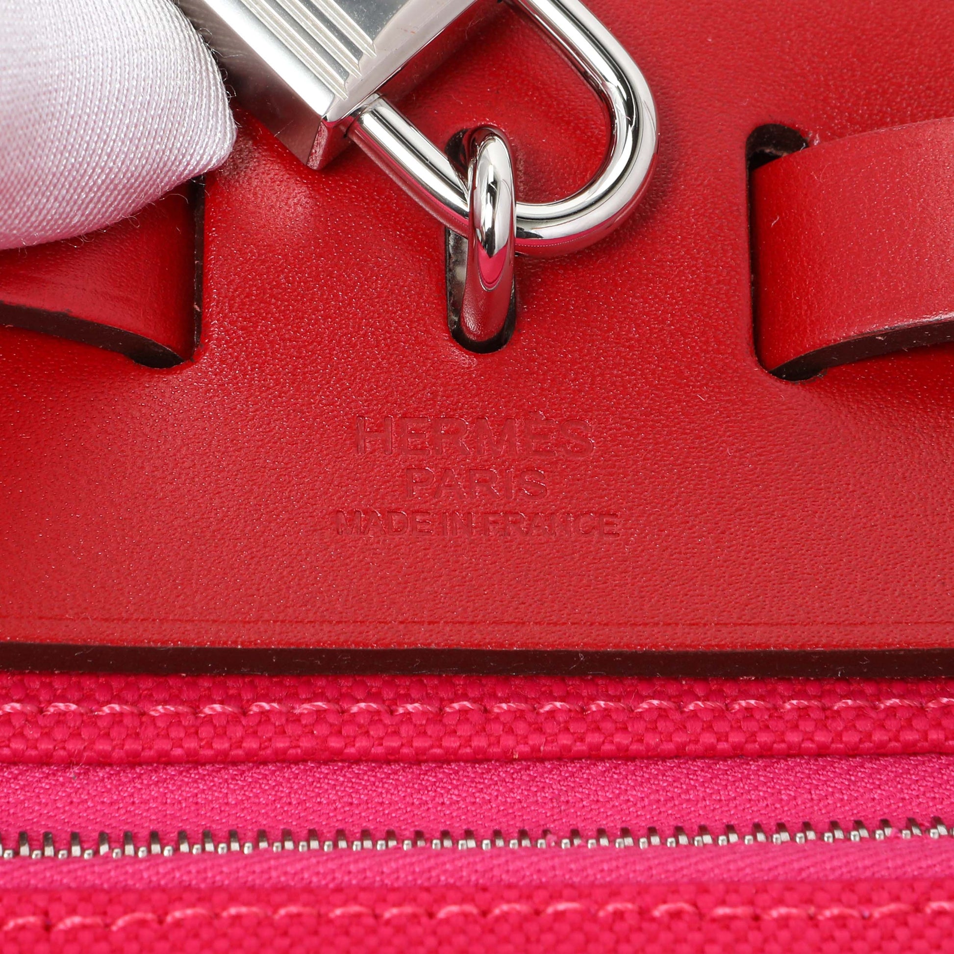 Exclusive Hermes Rose Mexico Rouge Piment Toile Militaire Vache Hunter Laque Herbag Zip Retourne 31 PM — Lifestyle View