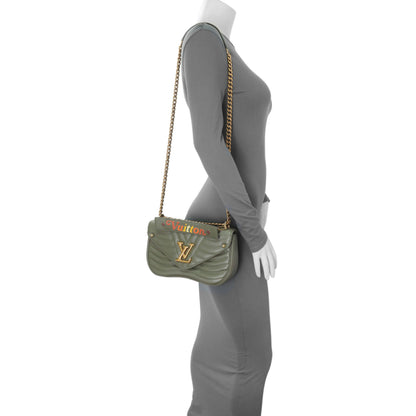 Exclusive Louis Vuitton Calfskin New Wave Chain MM — Alternate View 10