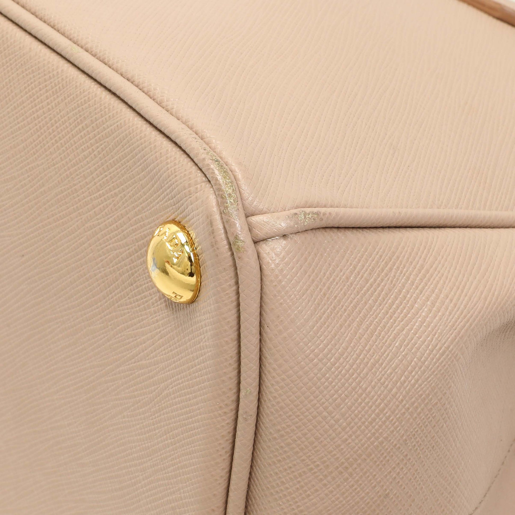 Exclusive Prada Cammeo Saffiano Medium Galleria Double Zip Tote — Detail View