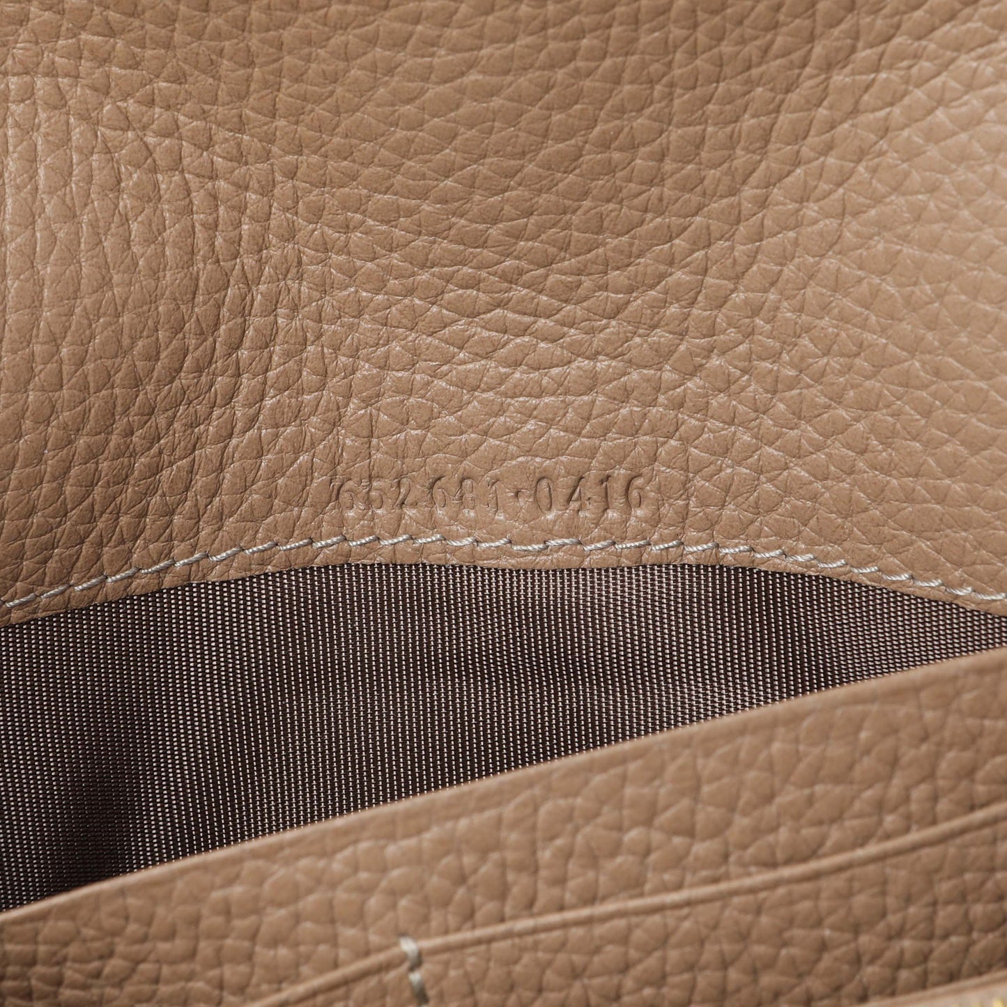 Exclusive Gucci Beige Pebbled Calfskin Jackie 1961 Chain Wallet — Detail View