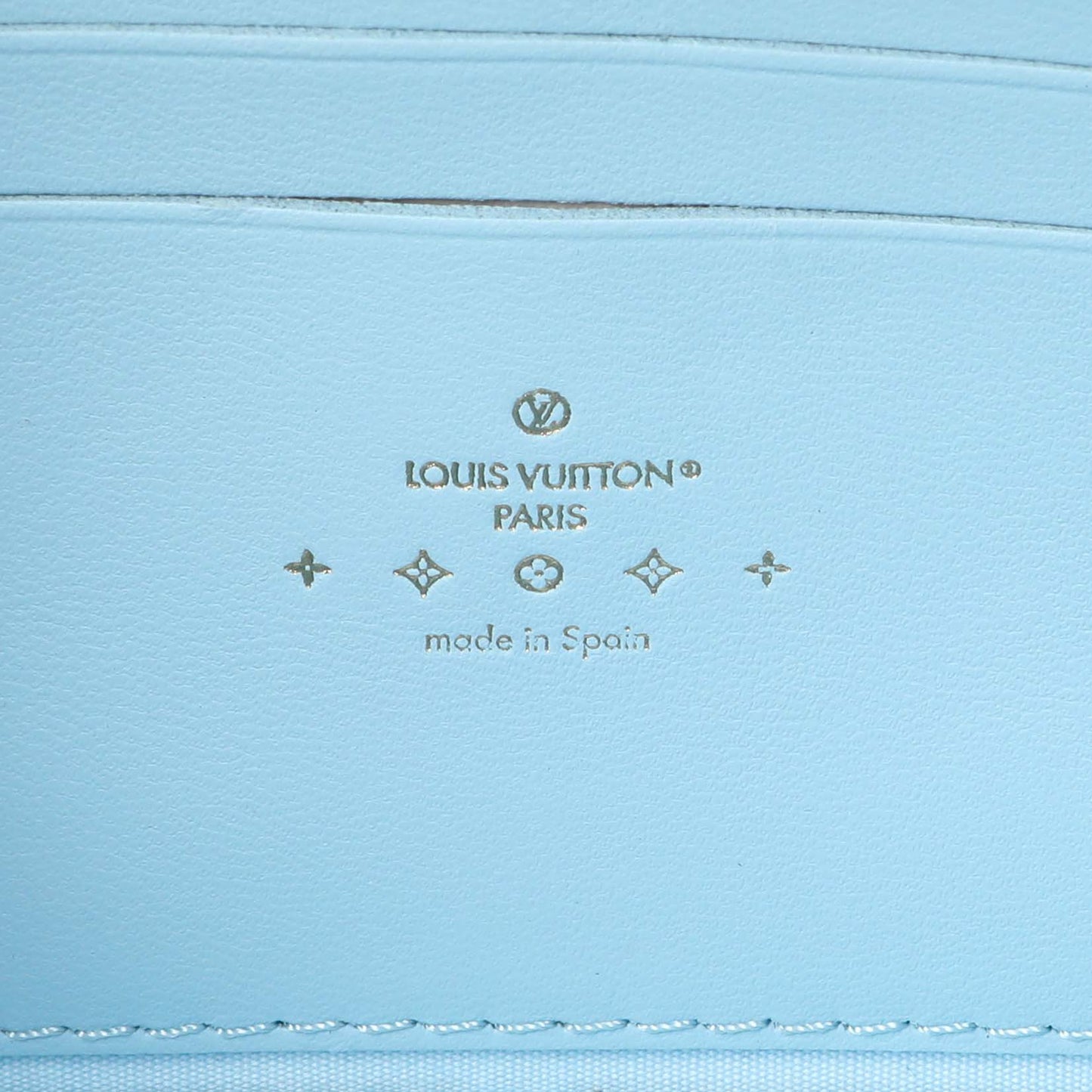 Exclusive Louis Vuitton Light Blue Vernis Malibu Pochette — Detail View